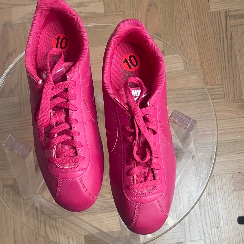 Nike sneakers leather hot pink/fuschia
NWOT sz10